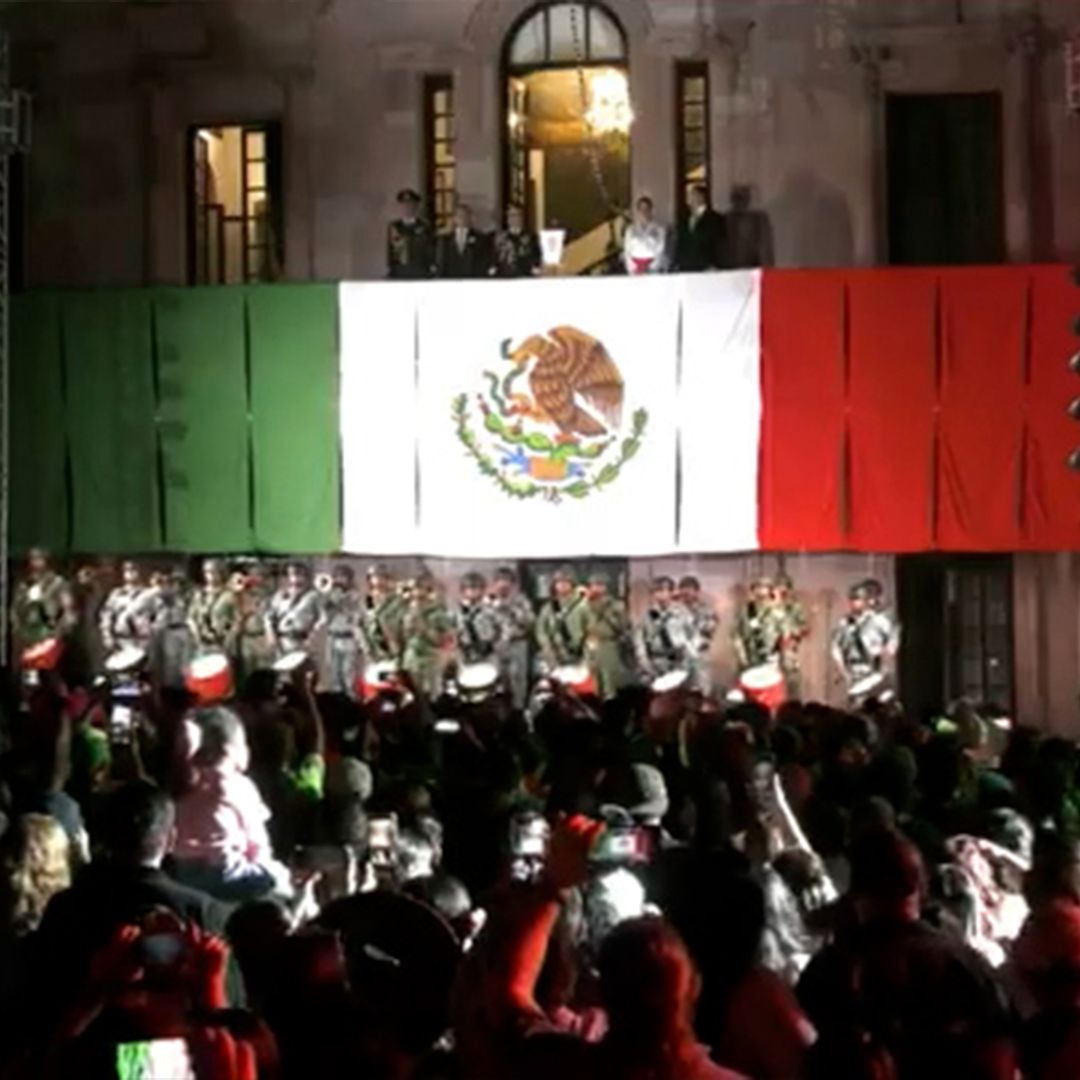 Se Reúnen en la Plaza de Armas para Celebrar Grito de Independencia en Saltillo